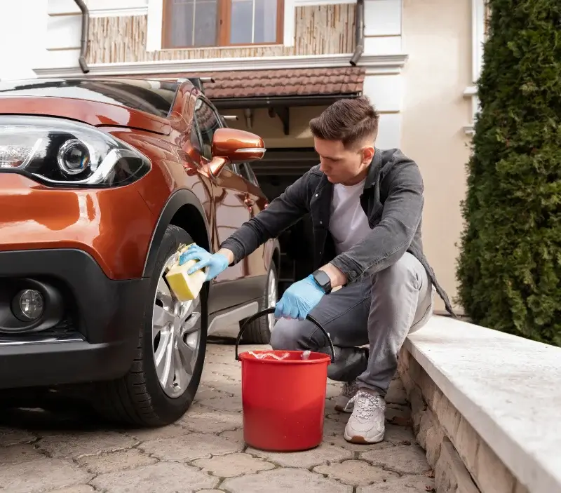 Lavage auto à domicile Soligny-la-Trappe : professionnel intervenant sur un véhicule